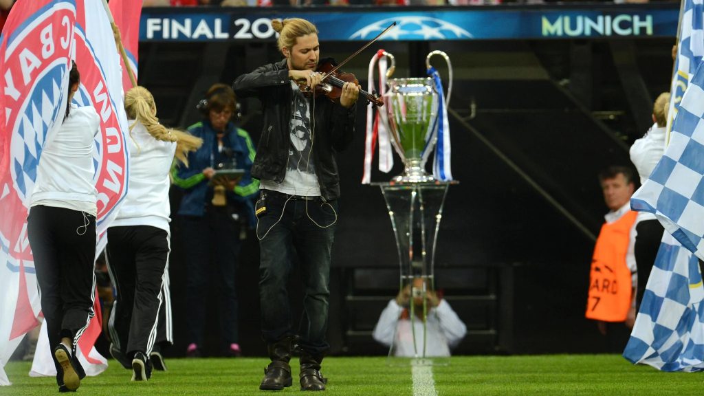 لیگ قهرمانان اروپا / دیوید گرت ویولونیست مطرح به اجرای سرود لیگ قهرمانان اروپا قبل از فینال 2012 مونیخ می پردازد