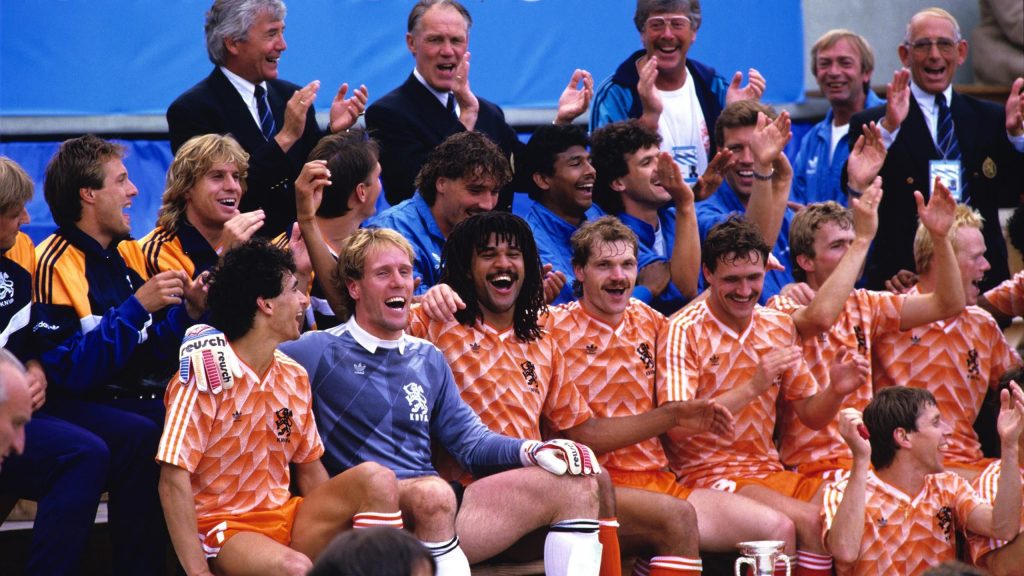 بازیکنان تیم ملی هلند خوشحال از قهرمانی در یورو 1988