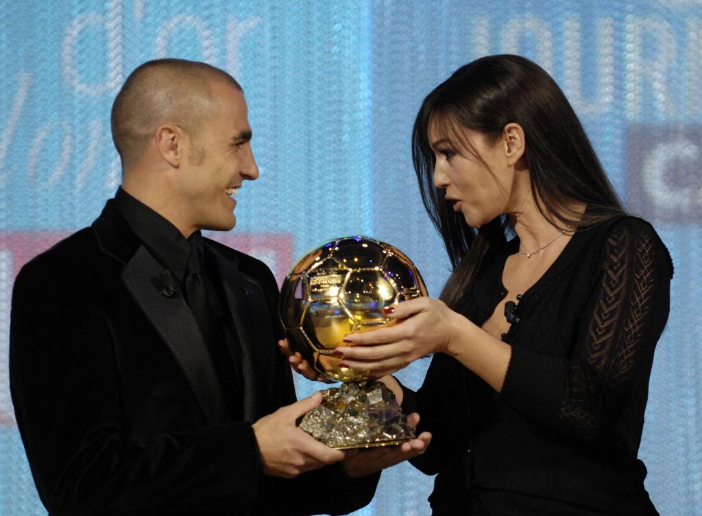 فابیو کاناوارو جایزه توپ طلای 2006 را از مونیکا بلوچی دریافت کرد