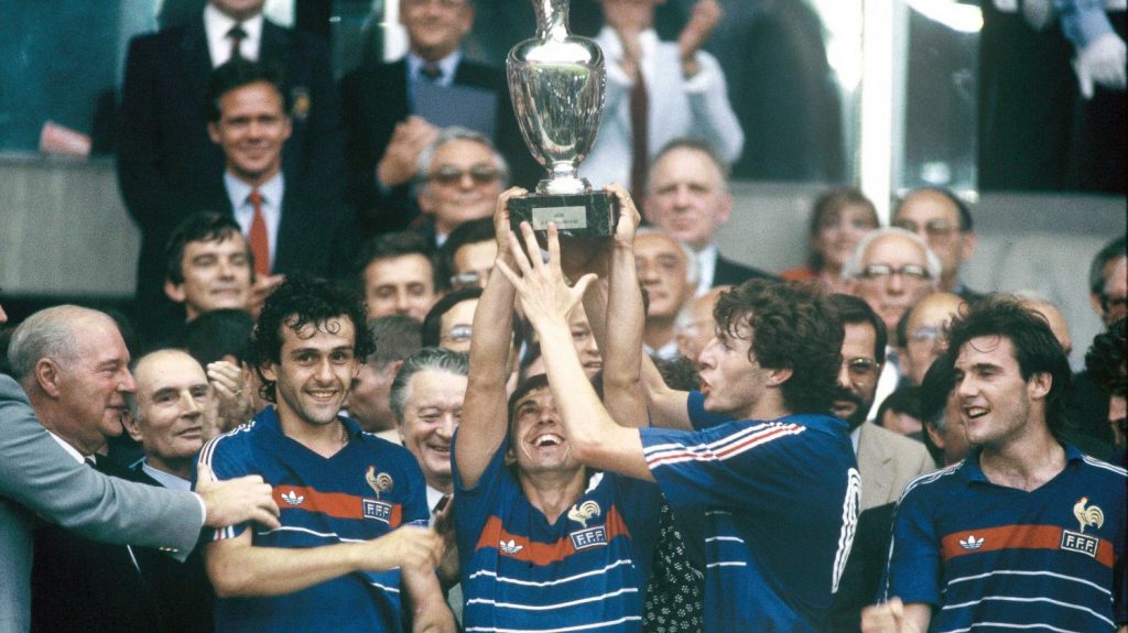 بازیکنان تیم ملی فرانسه پس از قهرمانی در یورو 1984