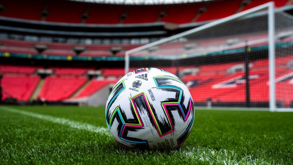 توپ رسمی مسابقات یورو 2020 که توسط آدیداس طراحی شده است