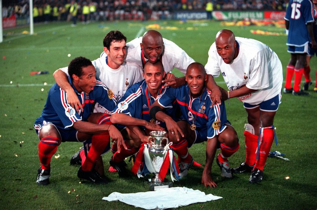 بازیکنان فرانسه پس از قهرمانی در یورو 2000