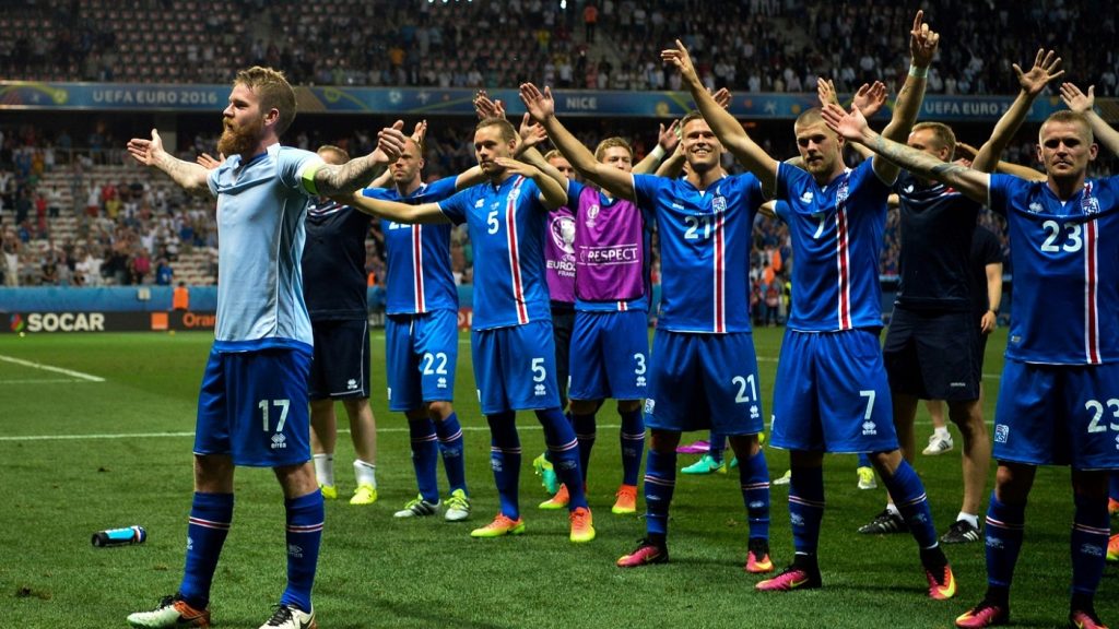 خوشحالی بازیکنان ایسلند با هوادارانشان که به تشویق ایسلندی مشهور شد