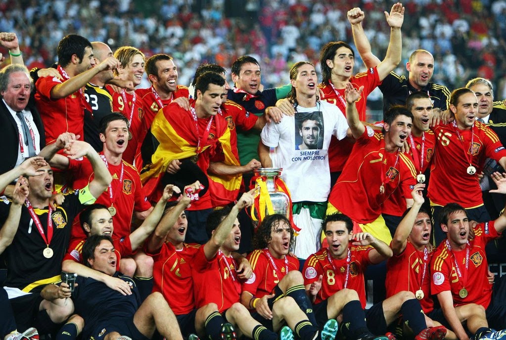 بازیکنان اسپانیا پس از قهرمانی در یورو 2008