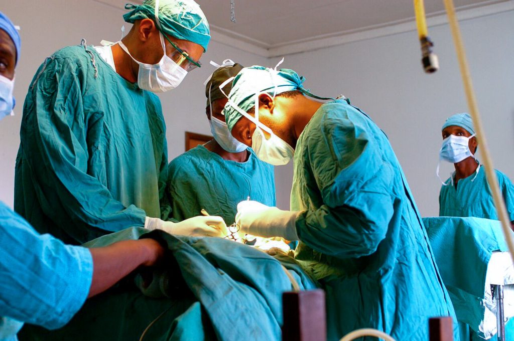 جراح و تیم پزشکی