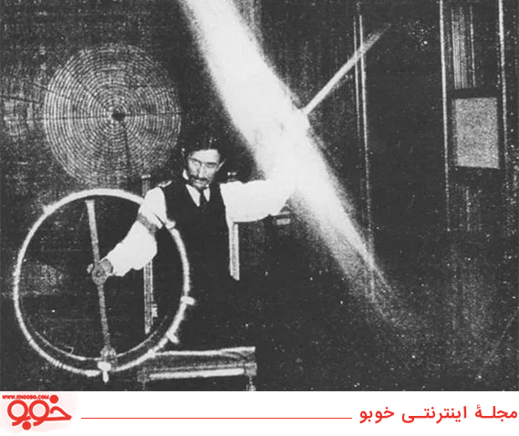 پس از ترک شرکت ادیسون، تسلا سریعاً کار بر روی ثبت اختراع یک لامپ قوس الکتریکی را شروع کرد
