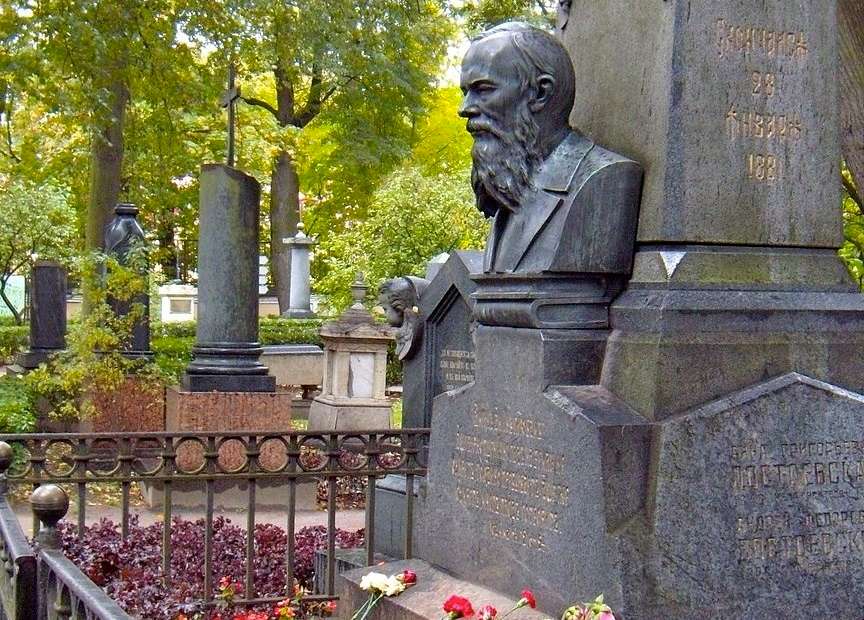 قبر و مجسمه داستایوفسکی
