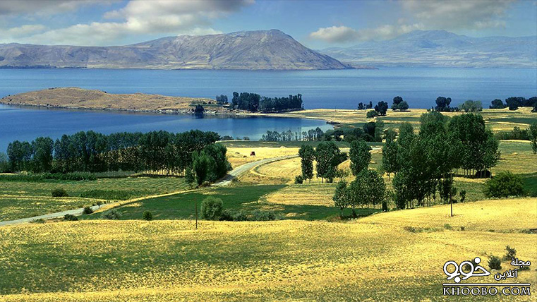 نمایی از دریاچه وان و طبیعت زیبای اطراف آن