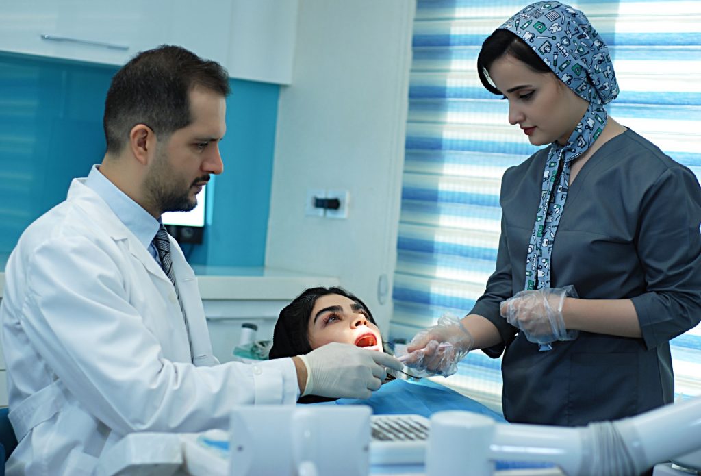 معرفی دندانپزشکان معروف ایران